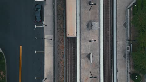 Antena-Arriba-Hacia-Abajo-De-La-Estación-De-Tren-Con-Estacionamiento-De-Metro-En-El-Ferrocarril-En-Atlanta