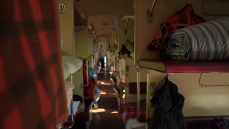 Innenraum-Des-Transsib-Rossija-Zugs,-Schlafwagenkorridor-Mit-Stroboskoplichteffekt-Aufgrund-Der-Sonne