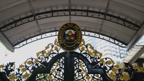 Puerta-De-La-Embajada-De-Filipinas-Con-Un-Sello-En-La-Esquina-De-Sukhumvit-Road-Soi-Filipinas-Soi-30,1,-Bangkok,-Tailandia