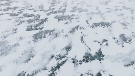 Drohnenaufnahmen,-Die-Das-Faszinierende,-Eisbedeckte-Panorama-Des-Michigansees-Einfangen