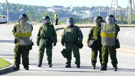 Oficiales-Militares-Armados-Con-Escudos-Antidisturbios-Están-Bloqueando-La-Carretera