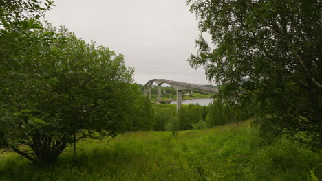 Dolly-Luftaufnahmen-Der-Imposanten-Und-Beeindruckenden-Saltstraumen-Brücke