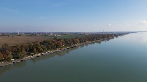 Panorama-Luftübersicht-über-Die-Küste-Des-Blenheim-Lake-Erie-Mit-Erosionsschutzmaßnahmen-Und-Im-Wasser-Reflektierten-Bäumen