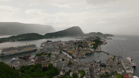 Der-Hafen-Von-Ålesund-Liegt-An-Der-Nordwestküste-Norwegens