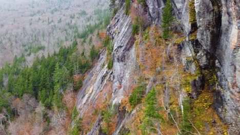 Aerial-Drone-Shot-Travels-near-the-cliff-of-a-mountain-in-the-fall-of-Mount-Washintgon,-New-Hampshire,-USA