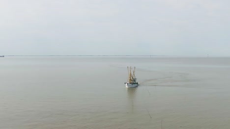 „Ein-Malerisches-Kleines-Fischerboot-Nähert-Sich-Sanft-Der-Atemberaubenden-Küste-Und-Segelt-Vom-Weiten-Offenen-Meer-Her-Hinein