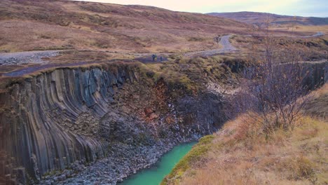 Cañón-Studlagil-En-Islandia-Con-Espectaculares-Columnas-De-Roca-Basáltica