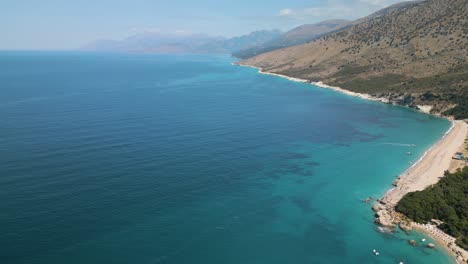 Blick-Aus-Der-Vogelperspektive-Auf-Sand-Und-Riff-Am-Tropischen-Strand-Mit-Wunderschönem-Blauen-Himmel