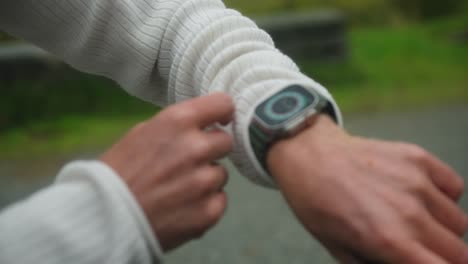 Nahaufnahme-Einer-Person,-Die-Ihre-Digitale-Smartwatch-Einstellt