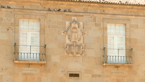 Antigua-Pared-Exterior-Con-Balcones-De-La-Universidad-De-Minho-En-Braga,-Portugal.