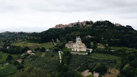 Weite-Luftaufnahme-Der-Ländlichen-Landschaft-Italiens-Mit-Einer-Einsamen-Kirche