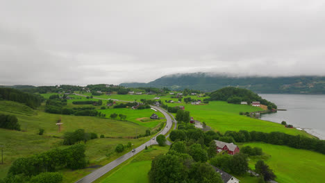 Impresionantes-Pueblos-Con-Naturaleza-Verde-En-La-Costa-Oeste-De-Noruega.