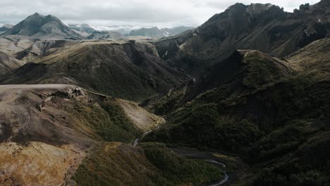 Río-Glacial-Del-Valle-Aéreo-De-Thor-En-Cadenas-Montañosas-Cubiertas-De-Hierba,-Famoso-Paisaje-Emblemático-Del-Parque-Nacional-Islandés