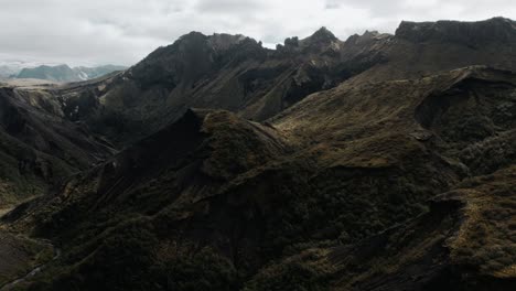 Cordilleras-Aéreas-Del-Bosque-Cubierto-De-Hierba-Del-Valle-De-Thor,-Volando-Sobre-El-Famoso-Paisaje-Emblemático-Del-Parque-Nacional-Islandés