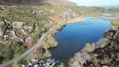 Luftaufnahmen-Von-Der-Lücke-Zwischen-Dunloe-Und-Dem-Fluss-Loe-Sowie-Den-Felsigen-Klippen