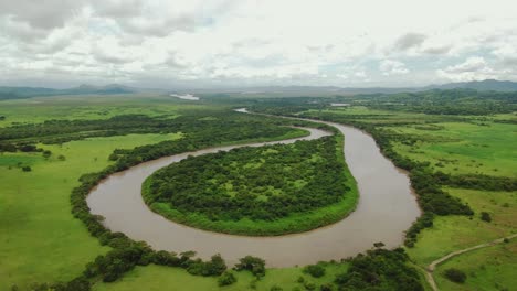Grüne-Umgebung-Des-Flusses-U-Bend-Tempisque,-Luftdrohne-Costa-Rica-4k