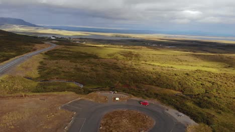 Große-Luftaufnahme-Der-Grünen-Herbstlandschaft-In-Island