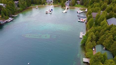 Boats-moored-near-private-homes-in-Bruce-peninsula,-aerial-view