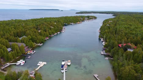 Aerial-View-Of-Cottages-And-Boat-Docks-Surrounded-By-Dense-Pine-Forest-In-Georgian-Bay,-Ontario-Canada