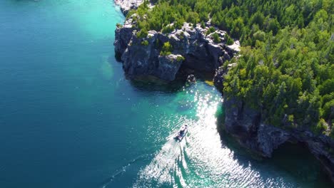 Aerial-View-Of-A-Motor-Boat-On-A-Rocky-Shore-In-Georgian-Bay,-Bruce-Peninsula,-Ontario,-Canada