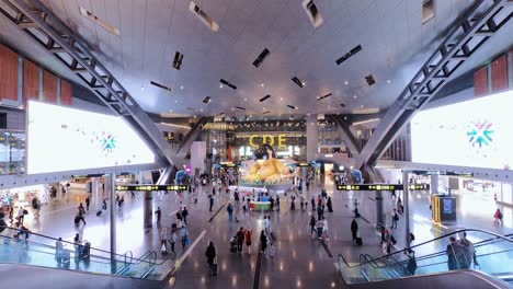 Crowds-of-people-passing-through-Hamad-International-Airport-in-Doha