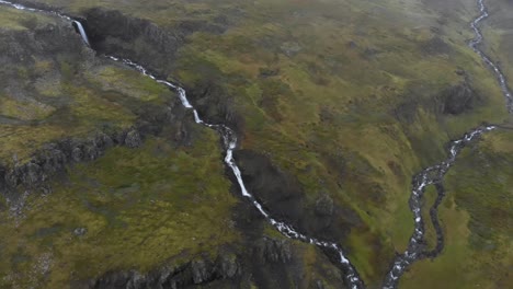 Luftaufnahme-Kleiner-Bäche-Und-Wasserfälle-Bei-Nebligem-Wetter-In-Island