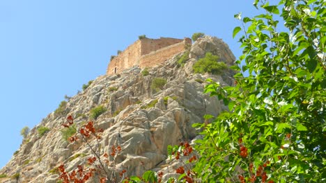 Viaje-Vertical-Al-Castillo-De-Troncos-En-La-Cima-De-La-Montaña-En-Borriol,-España.