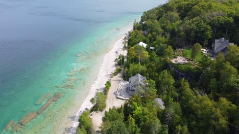 Luxury-Villas-On-The-White-Sand-Beachfront-Of-Georgian-Bay-In-Ontario,-Canada