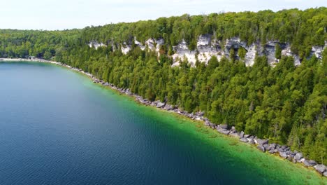 Frontal-traveling-in-an-area-of-great-environmental-preservation-in-Georgian-Bay,-Ontario,-Canada