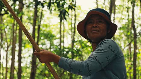 Nahaufnahme-Einer-Alten-Balinesischen-Frau,-Die-Mit-Einem-Boot-Durch-Das-Grün-Einer-Mangrove-Auf-Der-Insel-Nusa-Nusa-Lembongan-Rudert
