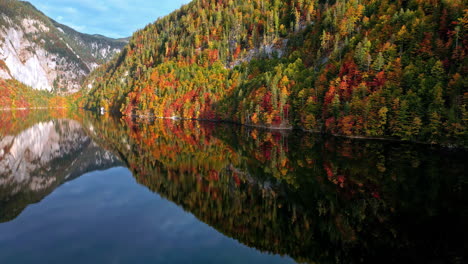 Bergsee-In-Österreich-Im-Herbst-Mit-Der-Vom-Wasser-Reflektierten-Landschaft---Luftaufnahme