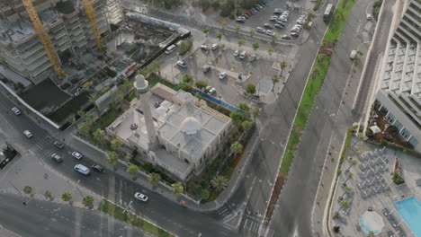 Video-Aéreo-Girando-Alrededor-De-Una-Pequeña-Mezquita-En-La-Costa-De-Tel-Aviv,-Israel.
