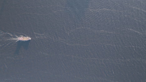 Von-Oben-Nach-Unten-Aufgenommenes-Luftbild-Eines-Bootes,-Das-Den-Amazonas-An-Der-Küste-Von-Manaus,-Brasilien,-Befährt