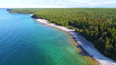 Drone-shot-of-the-pristine-and-picturesque-coastline-and-boreal-forest-of-Georgian-Bay-located-in-Ontario,-Canada