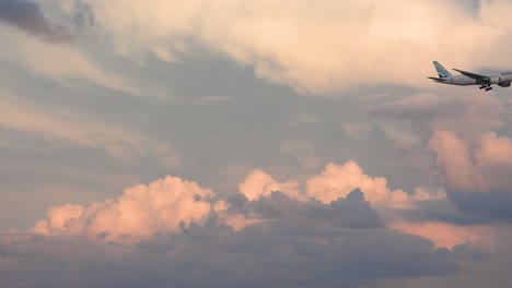 Flugzeug-Einer-Markenfirma-Fliegt-Bei-Sonnenuntergang-über-Einen-Himmel-Mit-Einigen-Weißen-Wolken