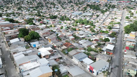 Sobrevuelo-Aéreo-De-Los-Barrios-De-Manaus,-Brasil-Con-Tráfico-Y-Carreteras-Durante-El-Día