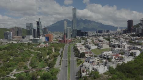 Dolly-Aéreo-Hacia-El-Centro-De-Monterrey-Mostrando-Los-Grandes-Rascacielos,-Nuevo-León