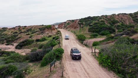 El-Seguimiento-Frontal-De-Drones-Sigue-A-Un-SUV-Conduciendo-Por-Un-Sendero-Arenoso-Hasta-La-Playa-En-Baja-California-Sur.