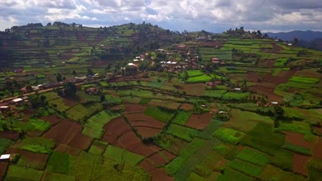 Granjas-Y-Plantaciones-En-Colinas-En-El-Distrito-De-Kisoro-En-Uganda---Toma-Aérea-De-Drones