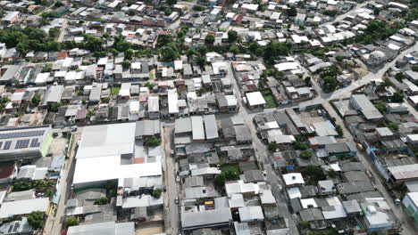 Sobrevuelo-Aéreo-De-Las-Pequeñas-Casas-Y-Barrios-De-Manaos,-Brasil-Durante-El-Día