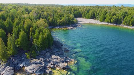 Wilde-Natur-Mit-Wald-Und-Seewasser-In-Ontario,-Kanada,-Luftaufnahme