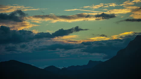 Sonnenuntergangswolkenlandschaft-Im-Zeitraffer-über-Den-österreichischen-Alpen