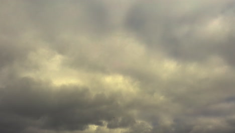 Bewegung-Der-Wolken-über-Den-Abendhimmel,-Wodurch-Eine-Malerische-Szene-Entsteht