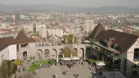 Vista-De-ángulo-Alto-Del-Castillo-De-Ljubljana-Con-Turistas-Cruzando-Su-Patio