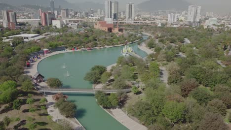 Umlaufende-Aufnahme-Von-Wasserfontänen-Im-Paseo-Santa-Lucia,-Monterrey,-Nuevo-Leon