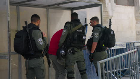 Israelische-Polizisten-überprüfen-Und-Durchsuchen-Den-Körper-Eines-Palästinensischen-Mannes-Nach-Waffen-In-Jerusalem,-Israel