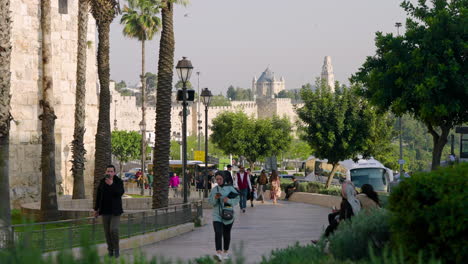 Gente-En-Las-Calles-Cerca-De-La-Puerta-De-Jaffa-En-Jerusalén,-Israel