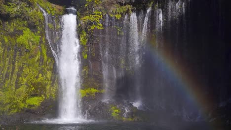 Wunderschöne-Zeitlupenansicht-Des-Wasserfalls-Mit-Regenbogen