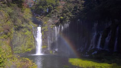 Weitblick-Auf-Wunderschöne-Wasserfälle-In-Zeitlupe-Mit-Lebendigem-Regenbogen