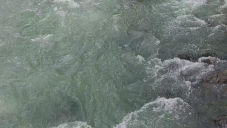 Starke-Strömung,-Die-In-Einem-Flachen-Fluss-Mit-Grünlichem-Wasser-Fließt